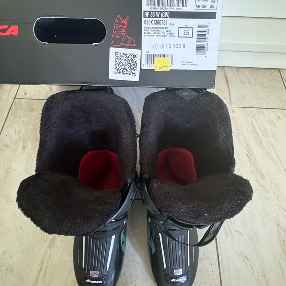 Top NOTCH Womans ski set up!! practically new bought jan2024!! Max 28hrs of use - Picture 16 of 16